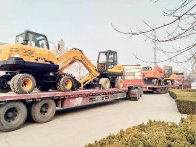 恒特挖掘機慶祝新一輪交付 15臺微型挖掘機順利抵達(dá)客戶手中